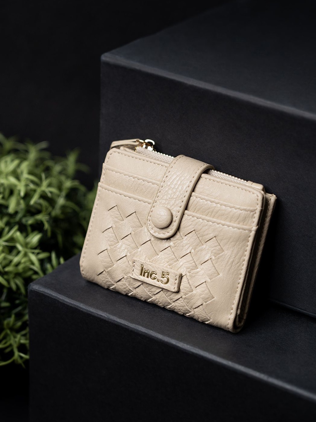 

Inc 5 Women Geometric Textured Card Holder, Cream