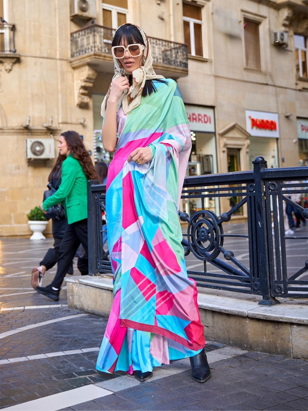 

ODETTE Abstract Printed Saree With Unstitched Blouse, Multi