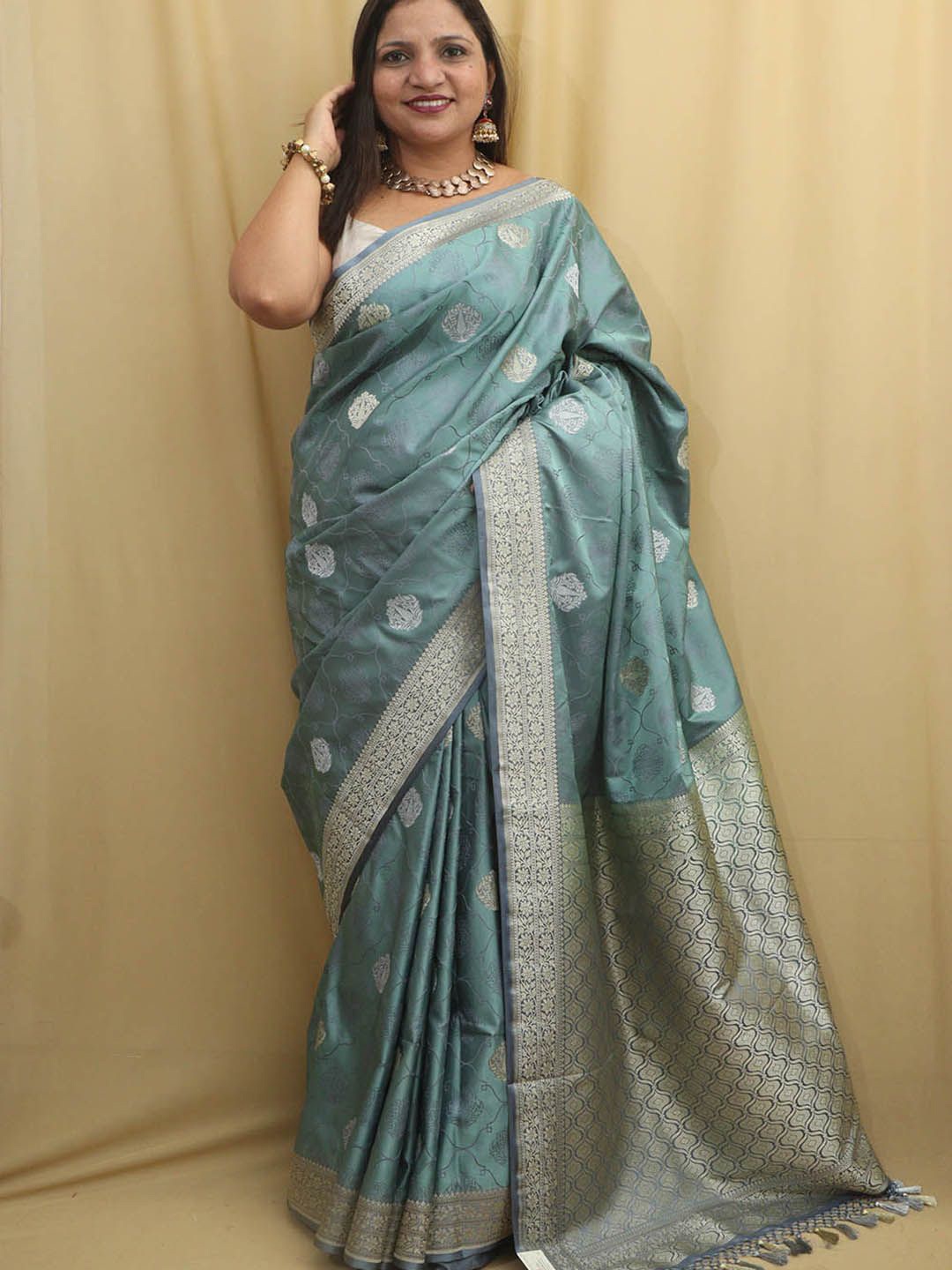 

Luxurionworld Woven Design Banarasi Saree, Green