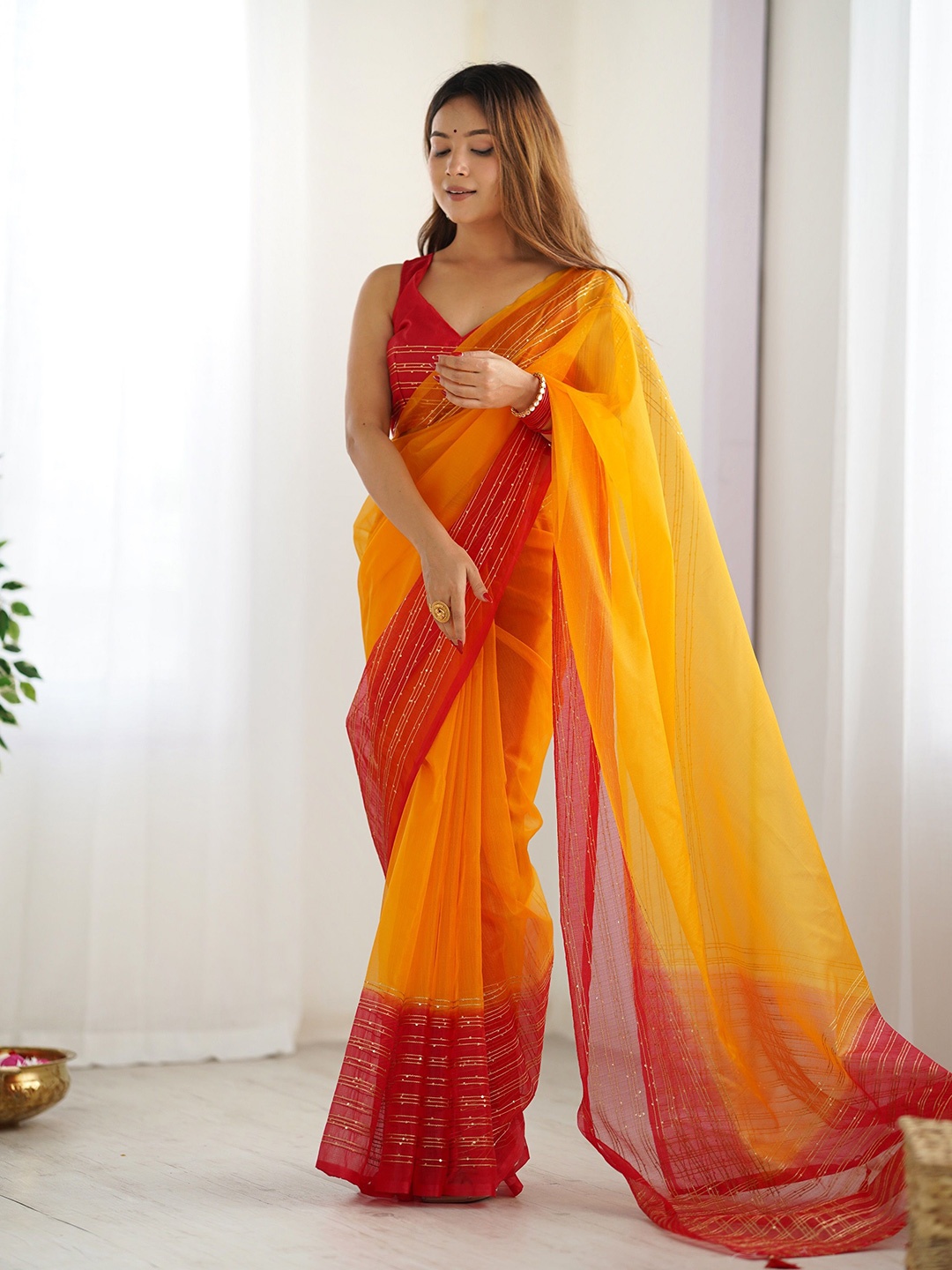 

Fashion Basket Solid Sequinned Organza Chanderi Saree, Yellow