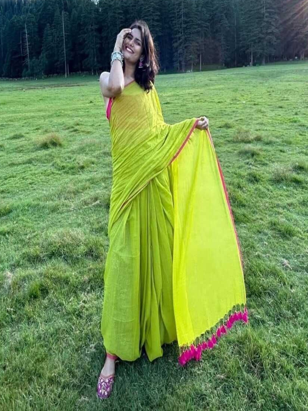 

SANJANA SILK Solid Pure Georgette Saree, Green