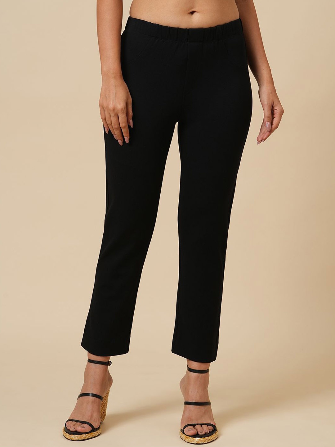 

Chemistry Women Regular Fit Cropped Trousers, Black