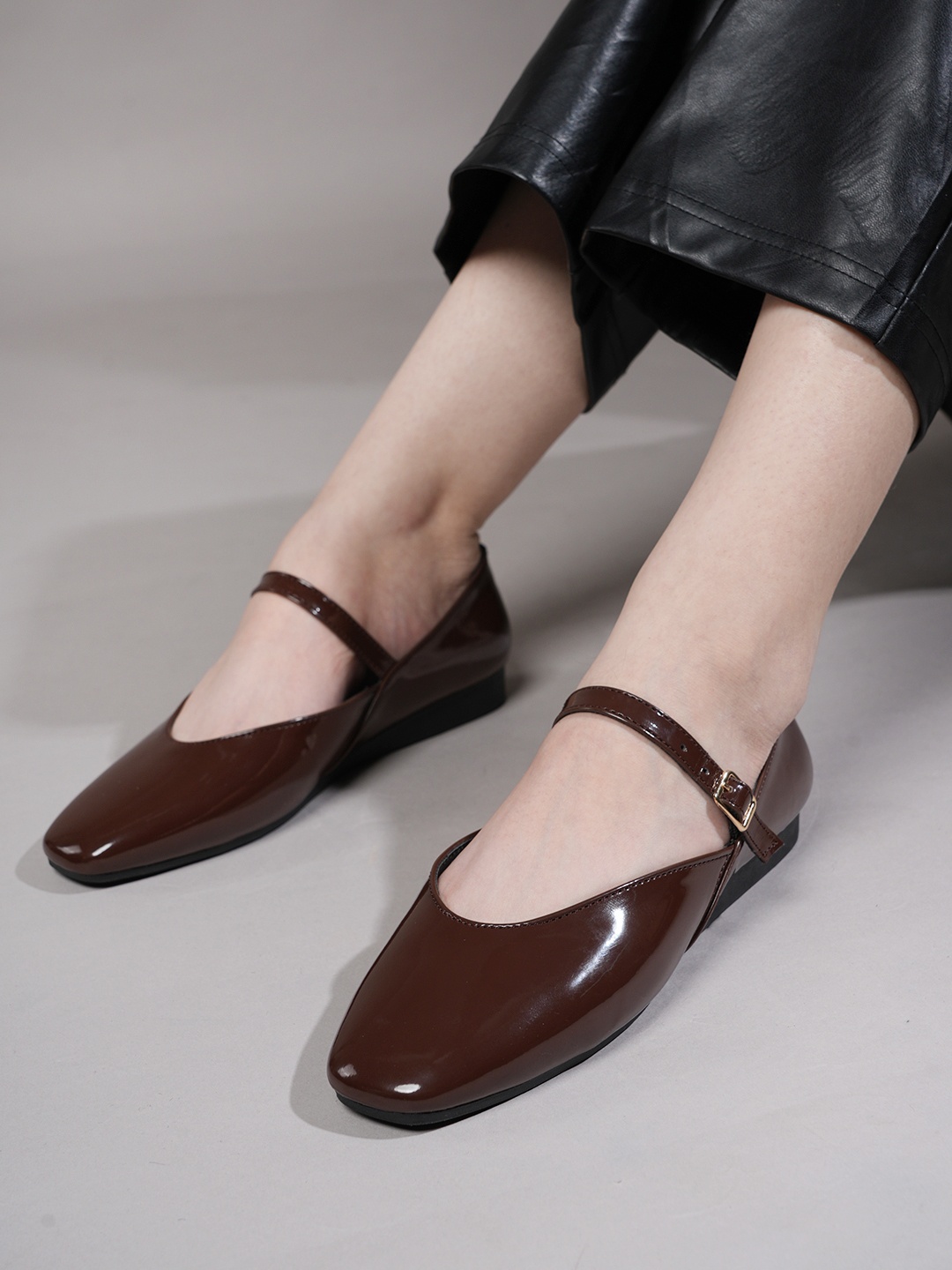 

Lavie Women Ballerinas with Buckles Flats, Brown