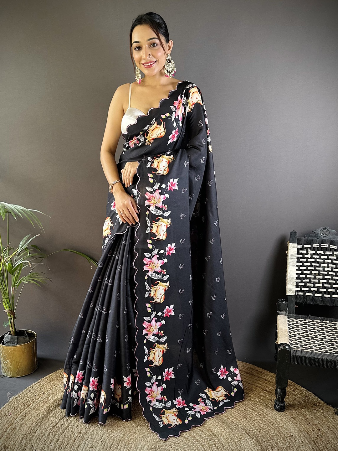 

RAJ DHARMA SILK Floral Embroidered Gadwal Saree, Black