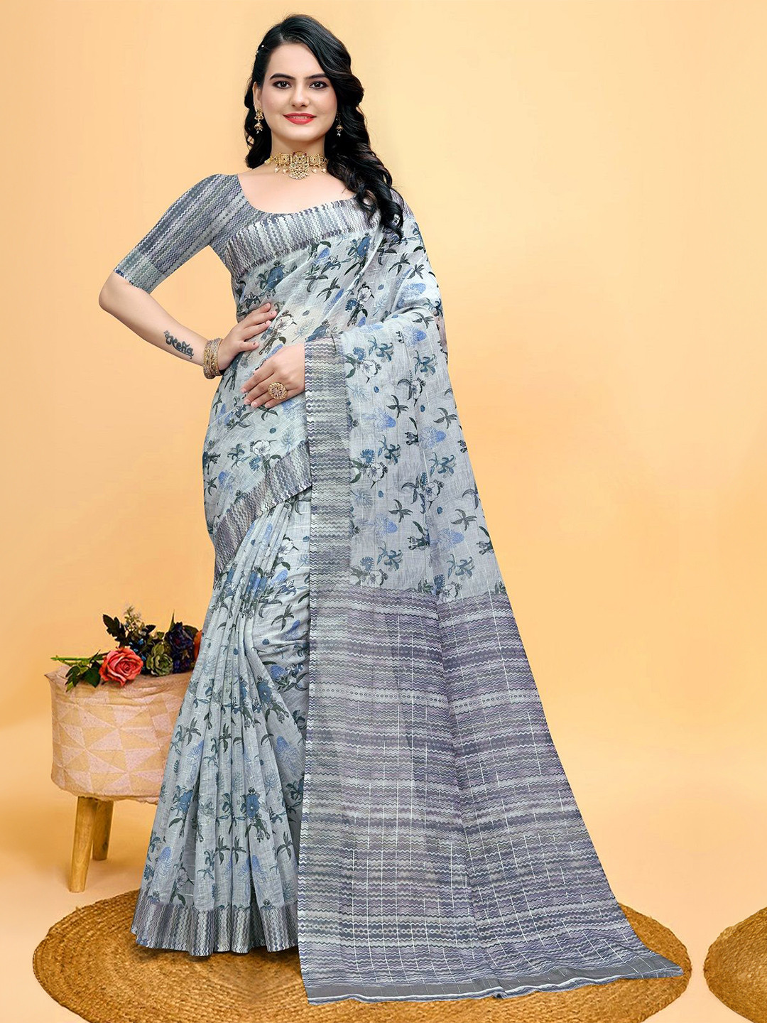 

LEOSAGI Women Floral Printed Zari Saree, Grey