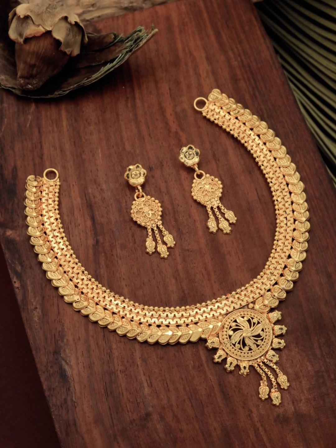 

TONOLIKA Gold Plated Textured Jewellery Set