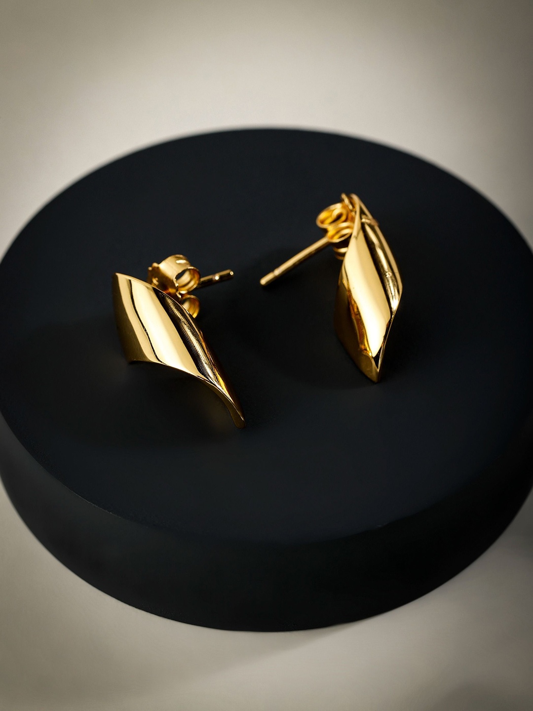 

DIAVO Contemporary Studs Earrings, Gold