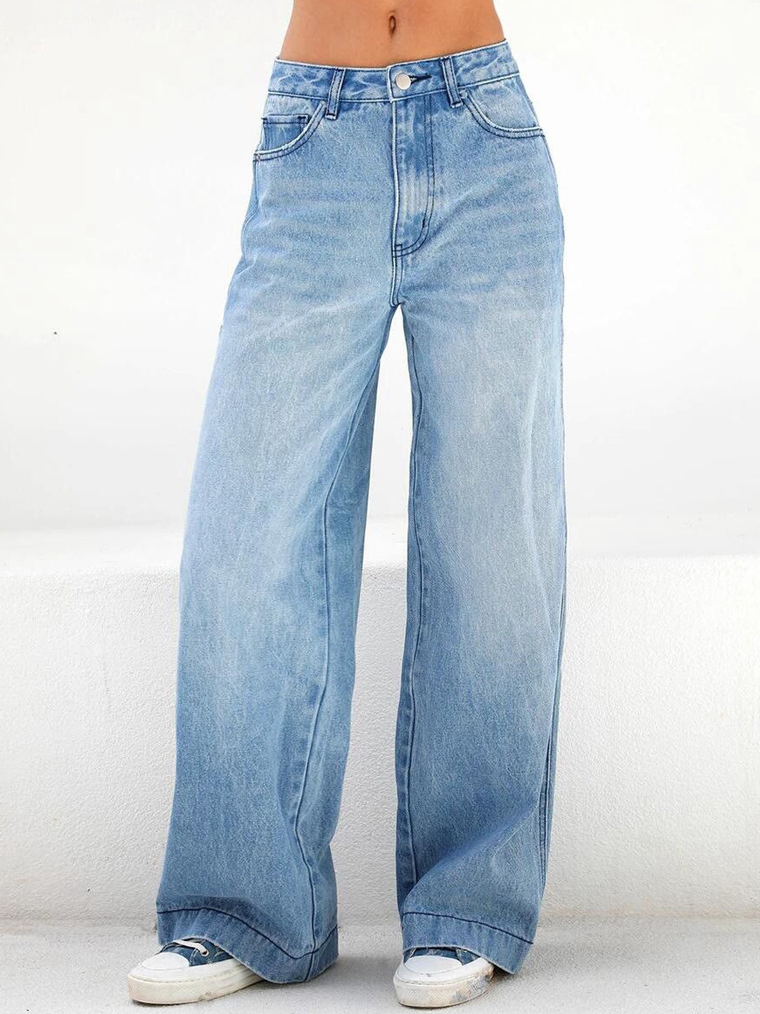 

The Roadster Lifestyle Co Women Wide Leg Mid-Rise Light Fade Jeans, Blue