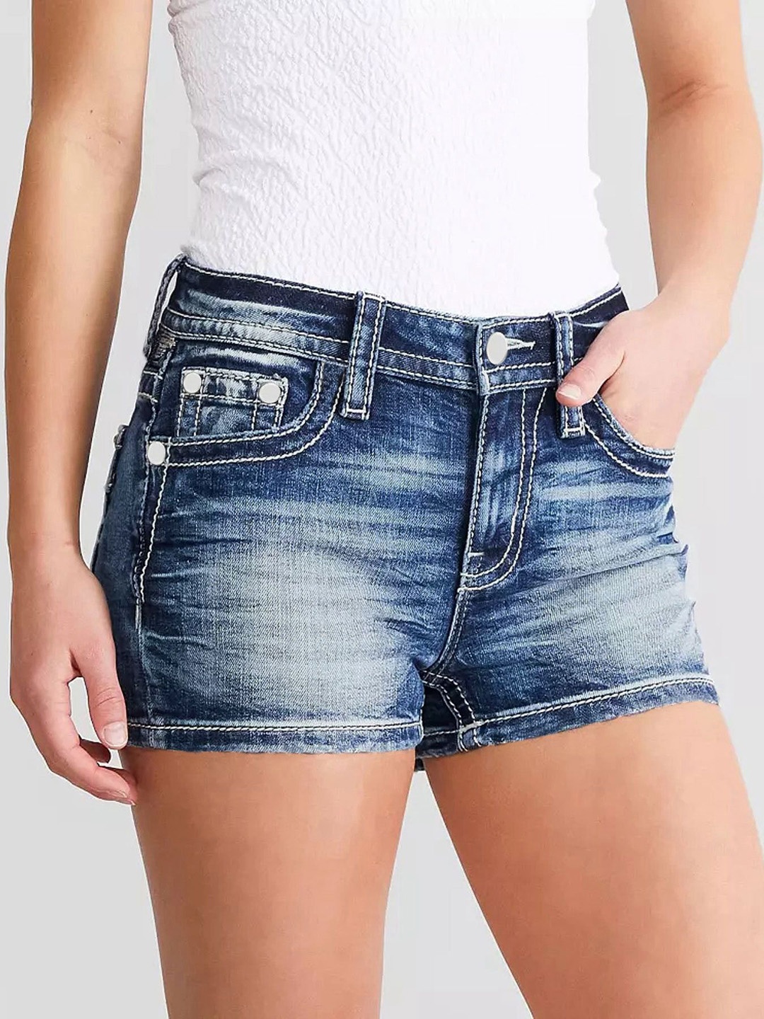

The Roadster Lifestyle Co Women Slim Fit Mid-Rise Cotton Shorts, Navy blue