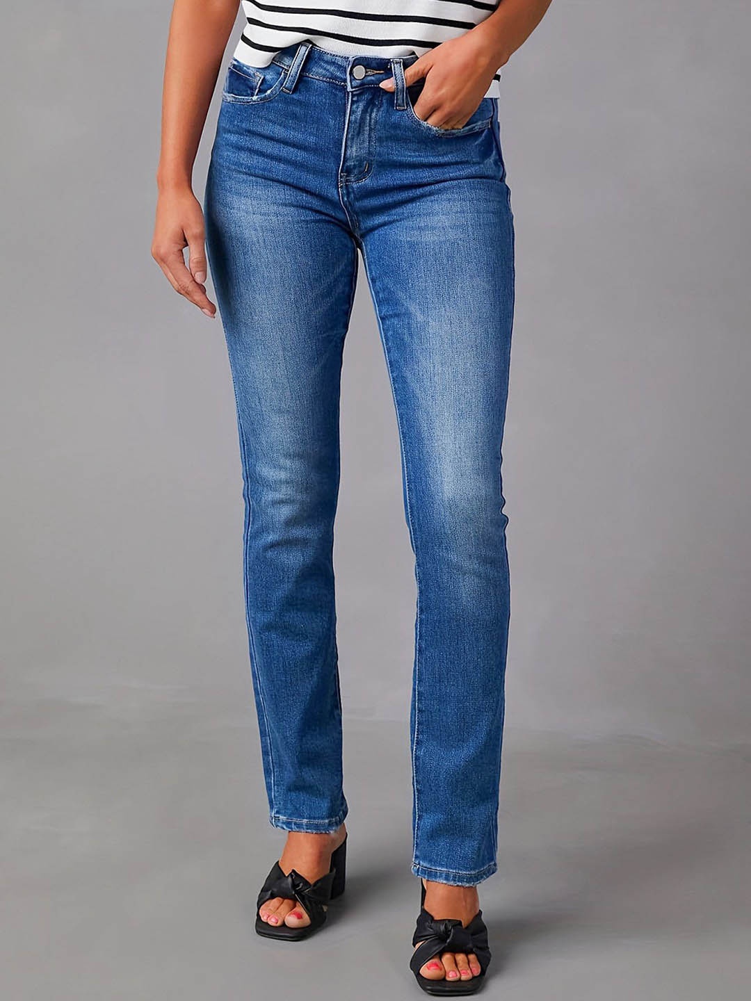 

The Roadster Lifestyle Co Women Slim-Fit Mid Rise Light Fade Jeans, Blue