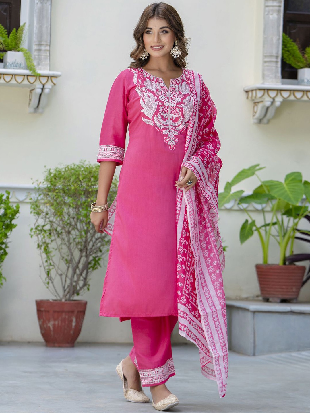 

VredeVogel Women Ethnic Motifs Embroidered Regular Thread Work Kurta with Trousers & With Dupatta, Pink