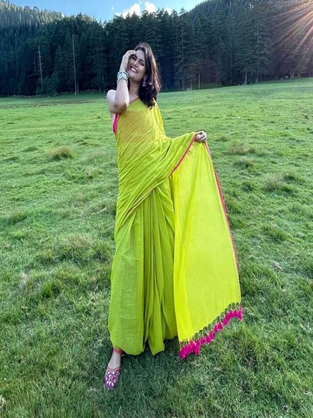 

SANJANA SILK Women Embroidered Pure Georgette Saree, Green