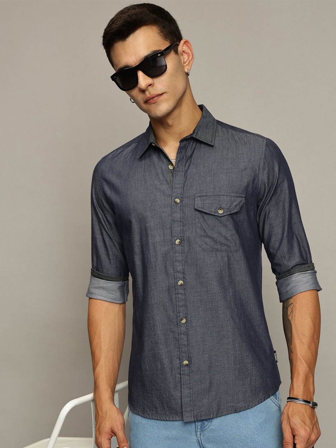 

The Roadster Lifestyle Co. Men Premium Spread Collar Solid Cotton Casual Shirt, Navy blue