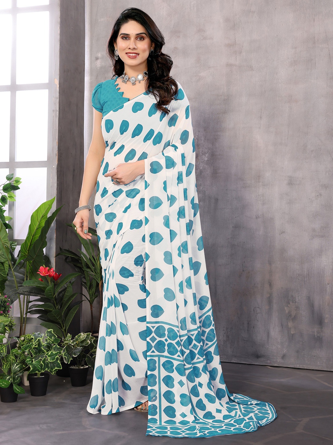 

Ambuja International Pure Georgette Saree, Turquoise blue