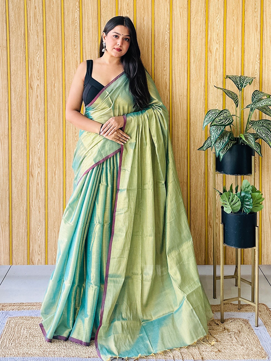 

Anouk Solid Tissue Saree With Blouse Piece, Green