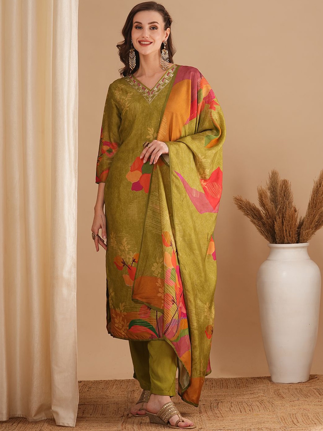 

FASHOR Women Floral Printed Regular Sequinned Kurta with Trousers & With Dupatta, Green