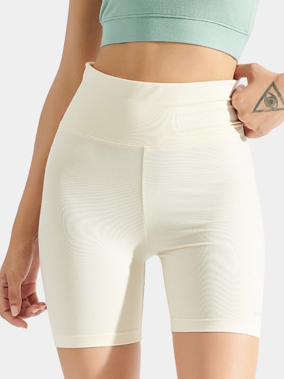 

YAMAYOGA Women Seamless Comfort Mid-Rise Sports Short, White
