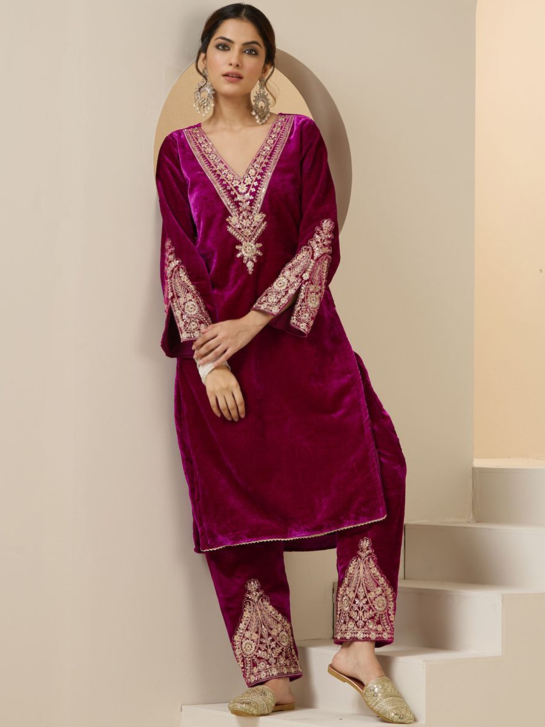 

Ishin Women Floral Embroidered Regular Velvet Kurta with Trousers, Magenta