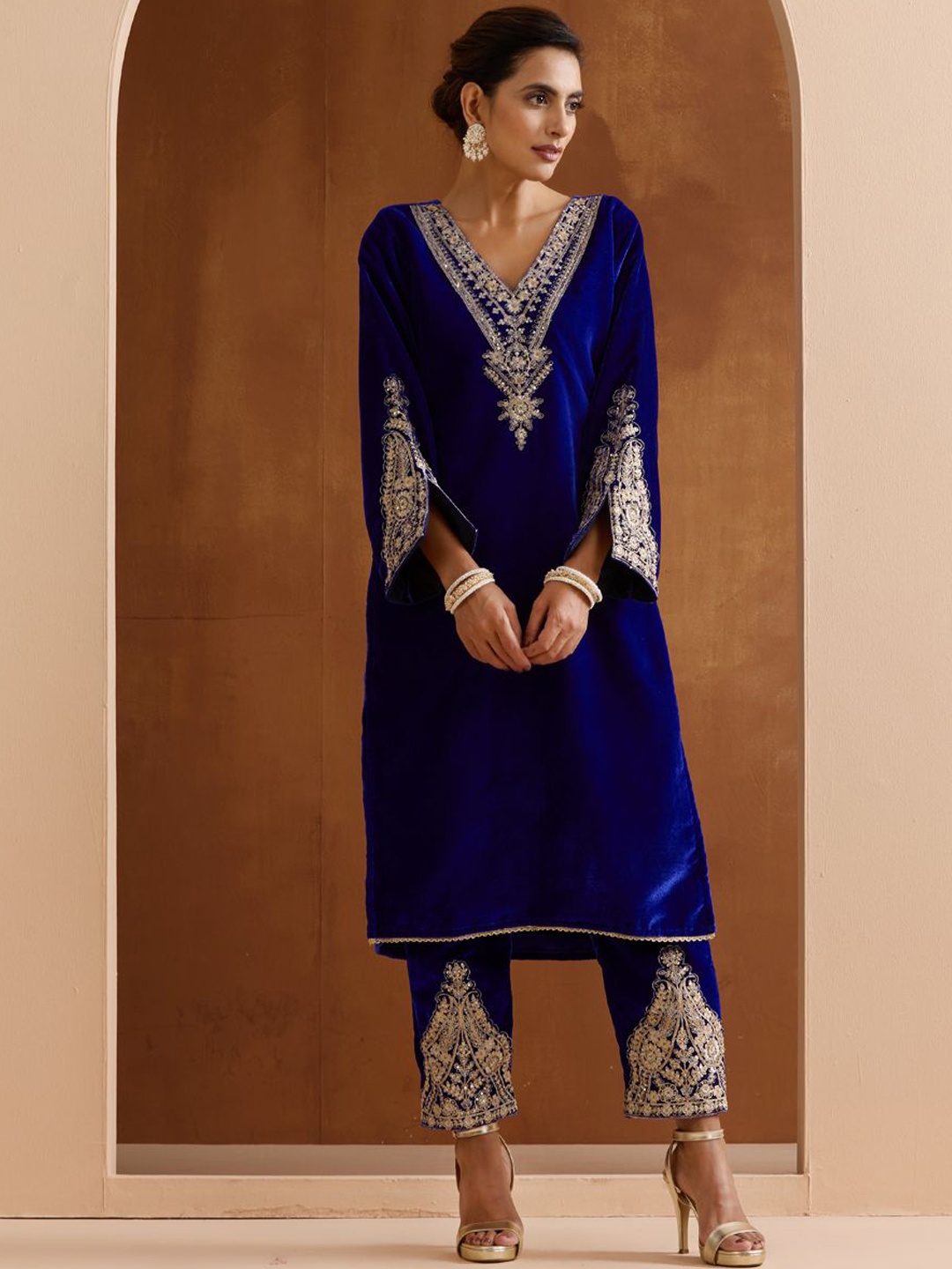 

Ishin Women Floral Embroidered Regular Thread Work Velvet Kurta with Trousers, Blue