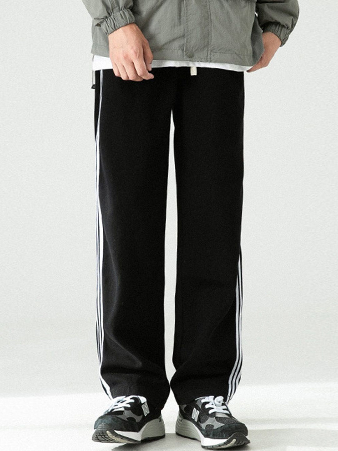 

StyleCast Men Wide Leg Striped Mid-Rise Relaxed Fit Trouser, Black