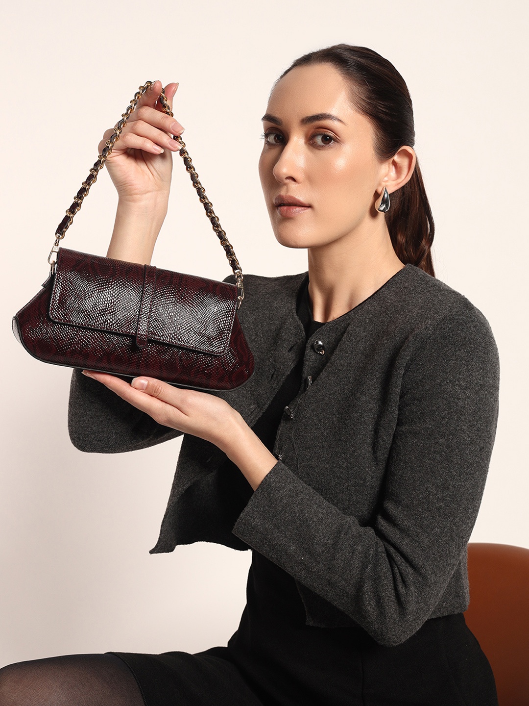 

THE GUSTO Women Textured Structured Leather Handheld Bag, Burgundy