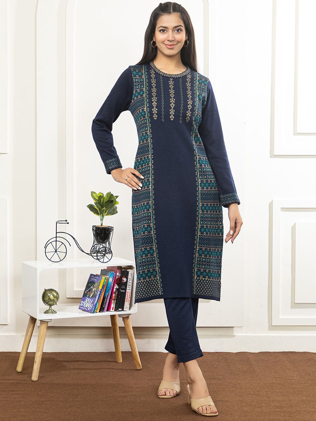 

Anouk Women Ethnic Motifs Printed Regular Kurta with Trousers, Navy blue