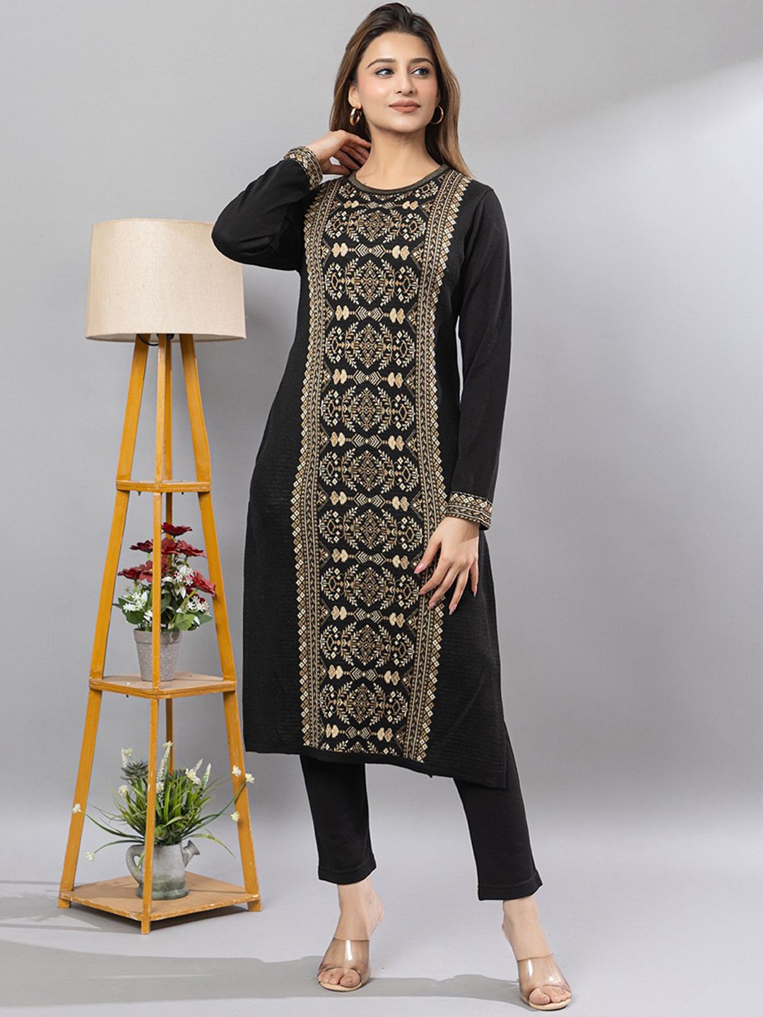 

Anouk Women Ethnic Motifs Printed Regular Kurta with Trousers, Black