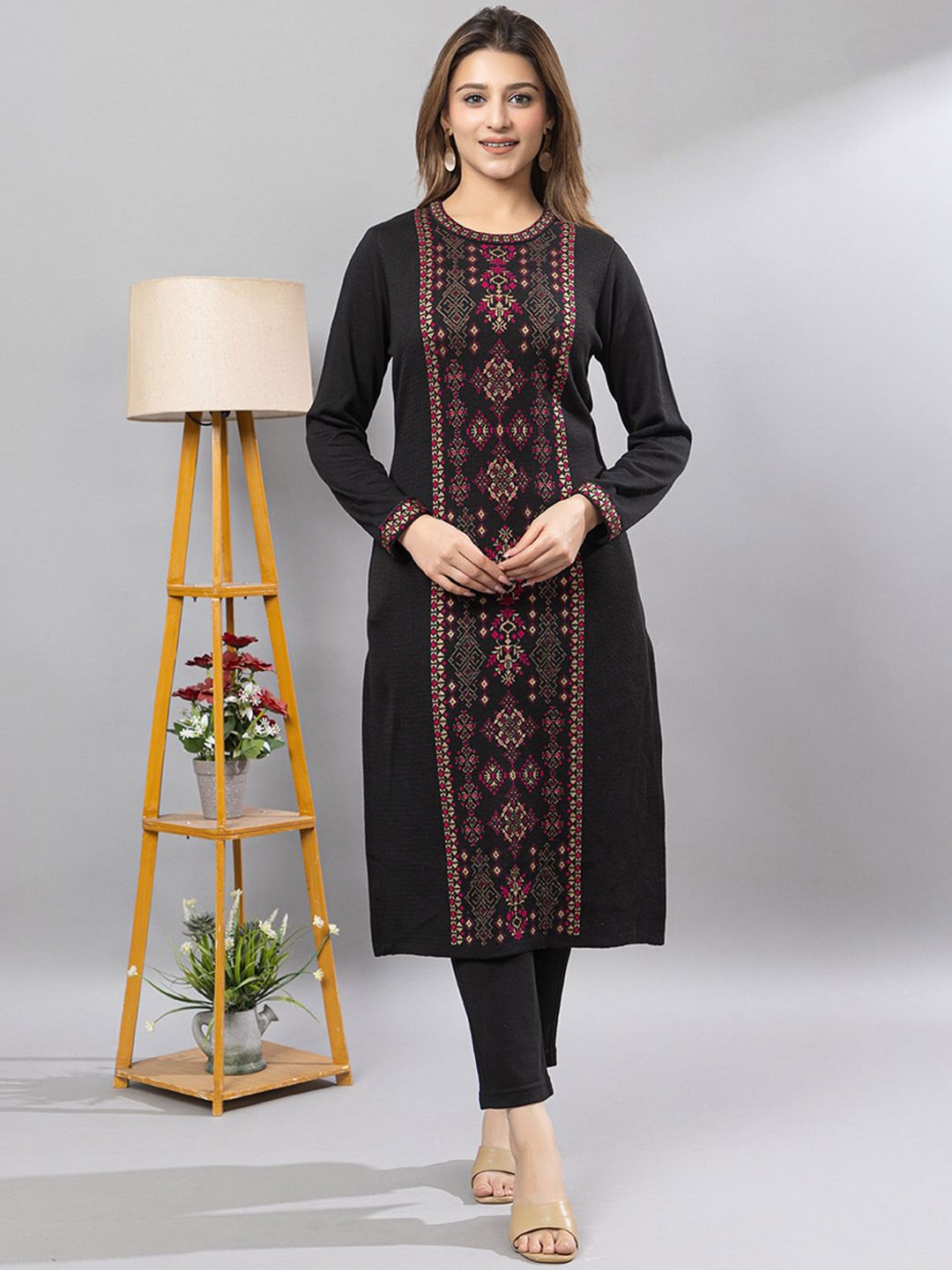 

Anouk Women Ethnic Motifs Printed Regular Kurta with Trousers, Black