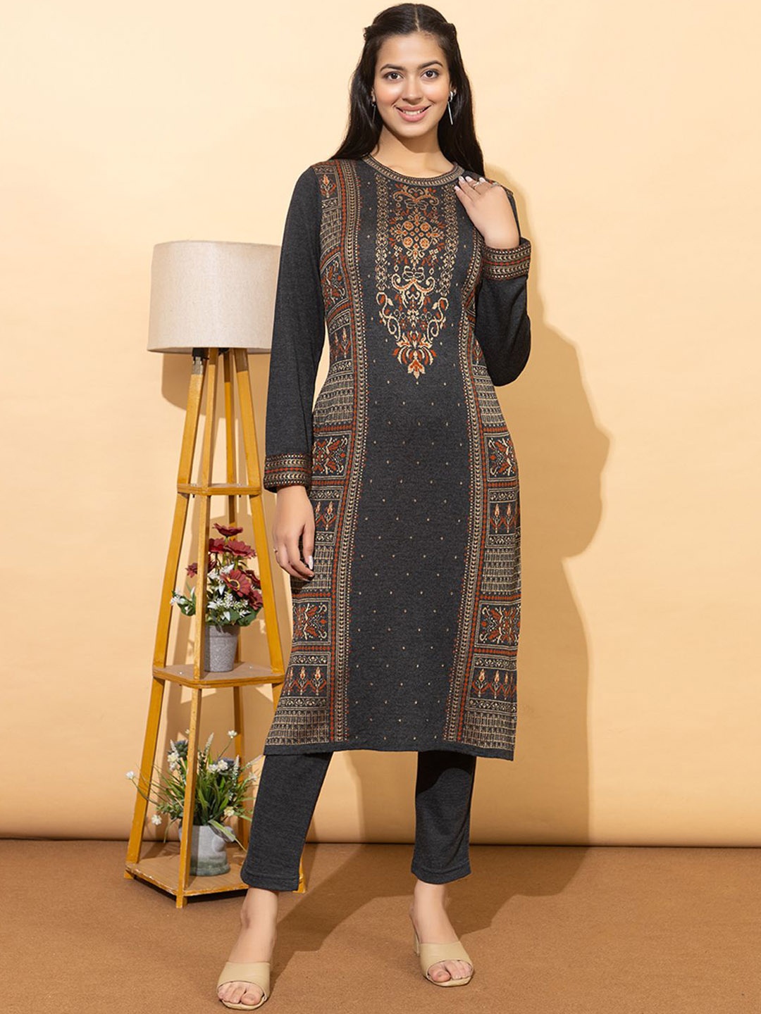 

Anouk Women Floral Printed Regular Kurta with Trousers, Charcoal