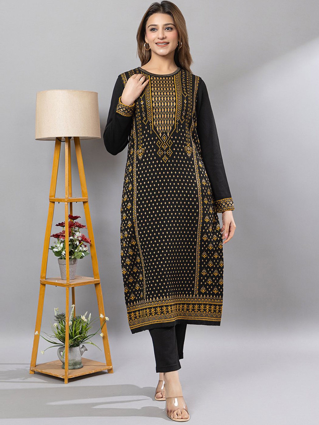 

Anouk Women Ethnic Motifs Printed Regular Kurta with Trousers, Black