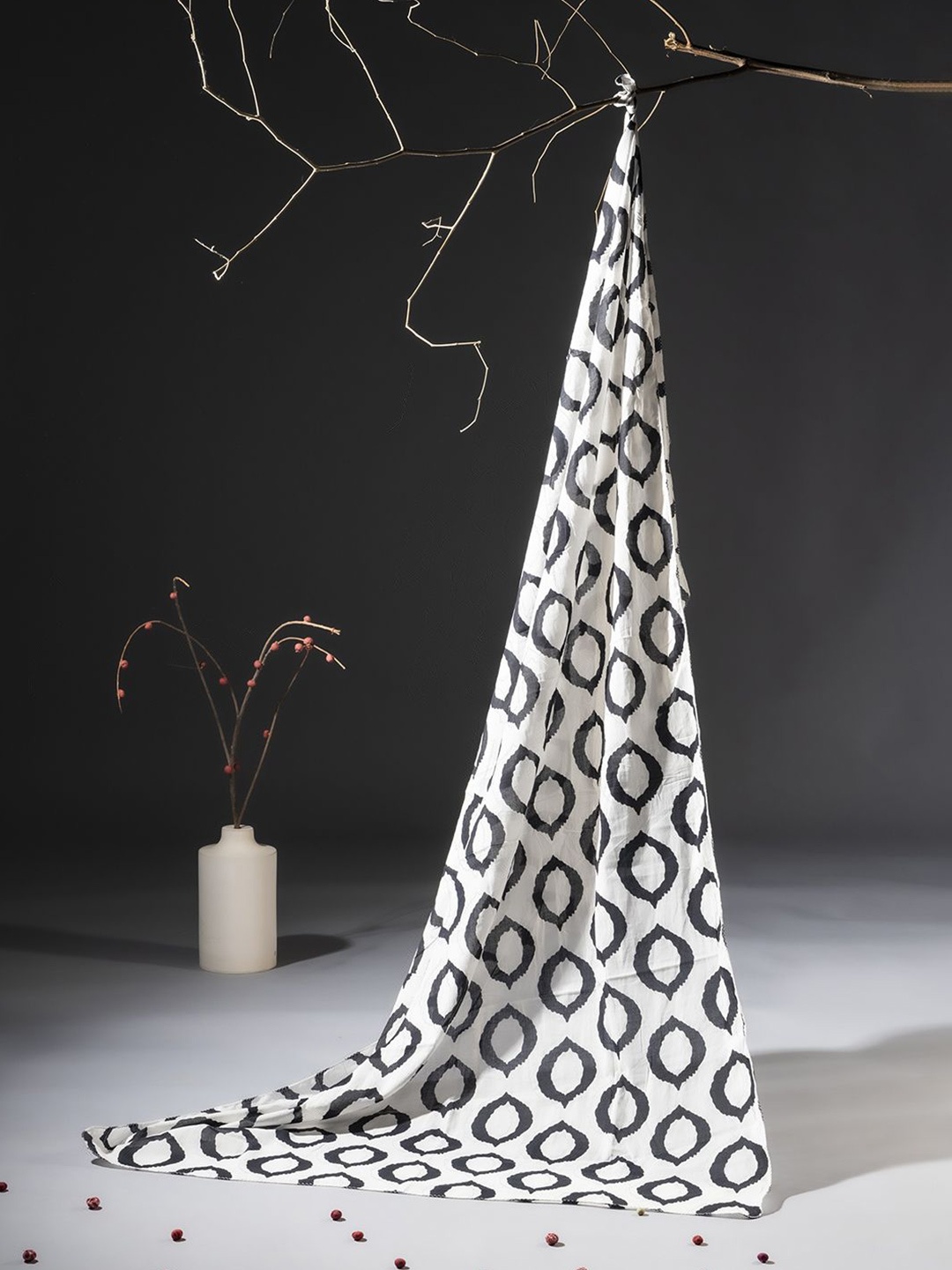 

Contrast Living Women Printed Scarf, Black