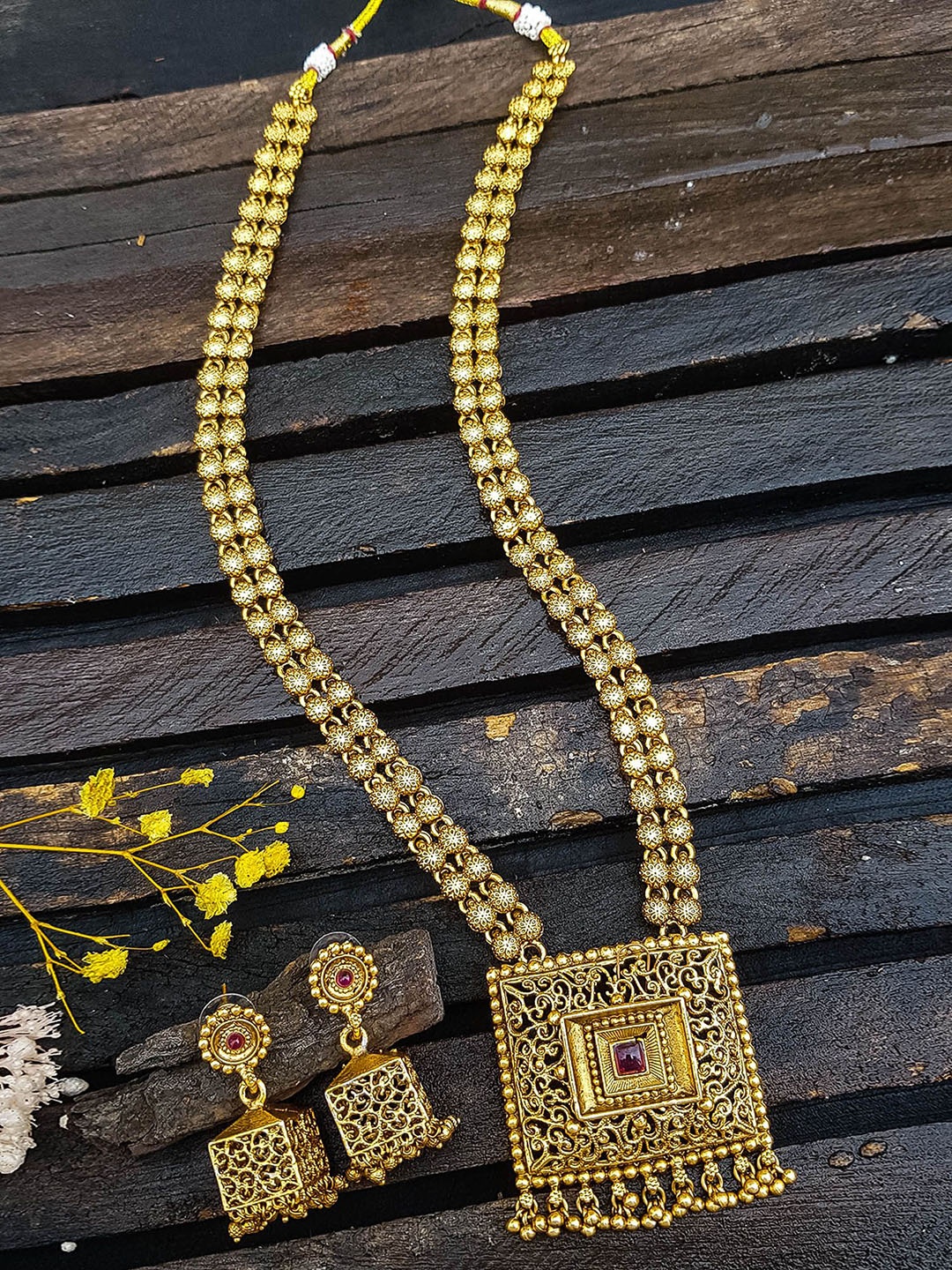 

GRIIHAM Gold-Plated Stone-Studded & Beaded Jewellery Set