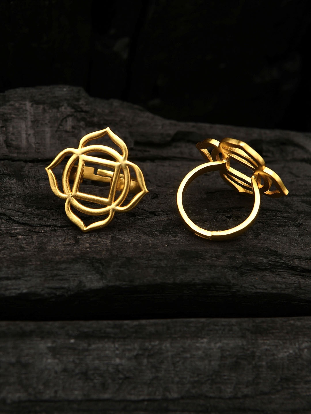 

TOTAPARI Gold Plated Textured Finger Ring