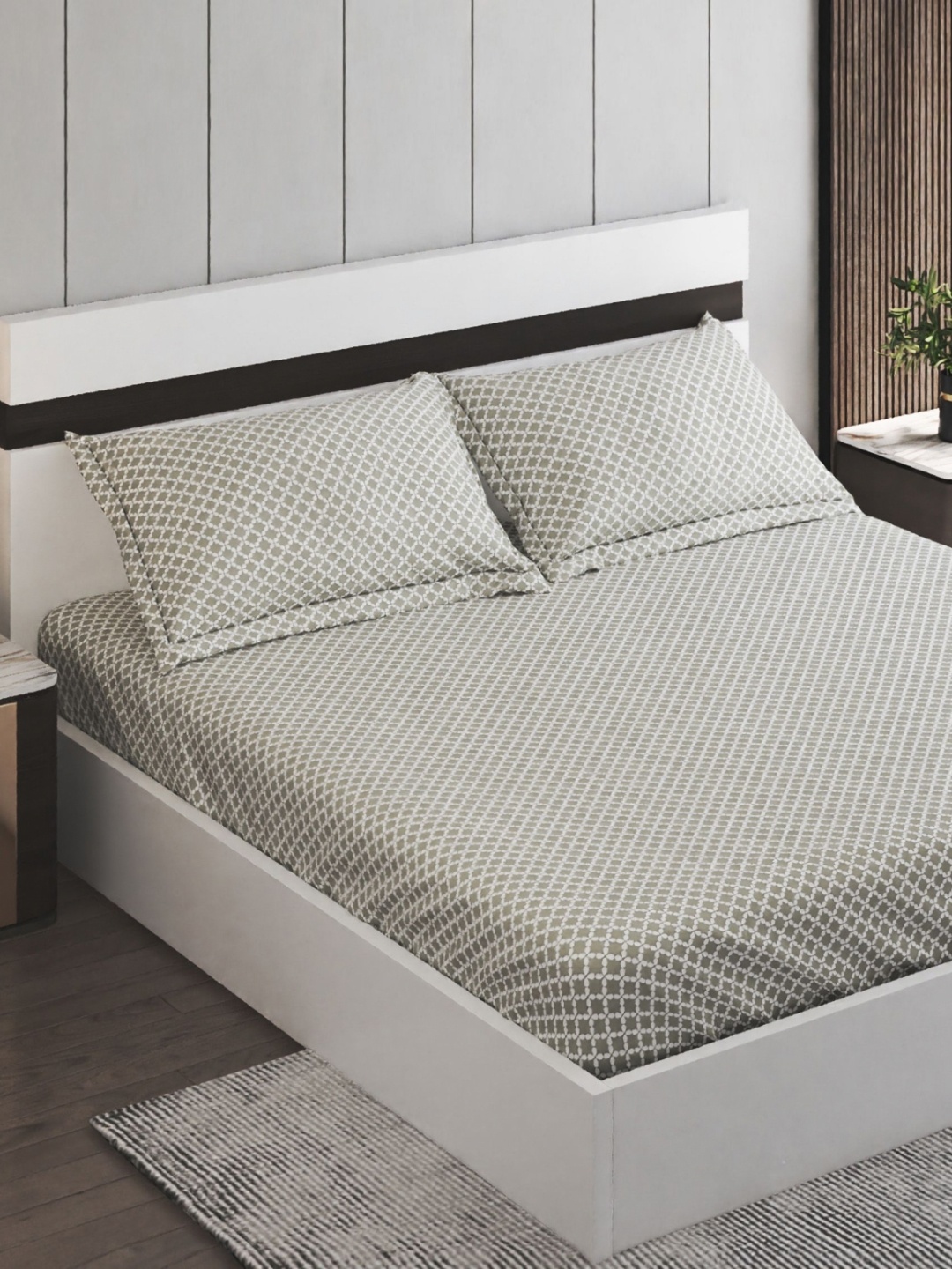 

Home Centre Grey & White Geometric 144 TC King Bedsheet with 2 Pillow Covers