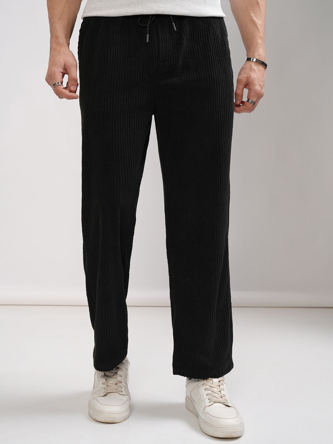 

HIGHLANDER Men Loose Fit Loose Fit Flat-Front Corduroy Trousers, Black