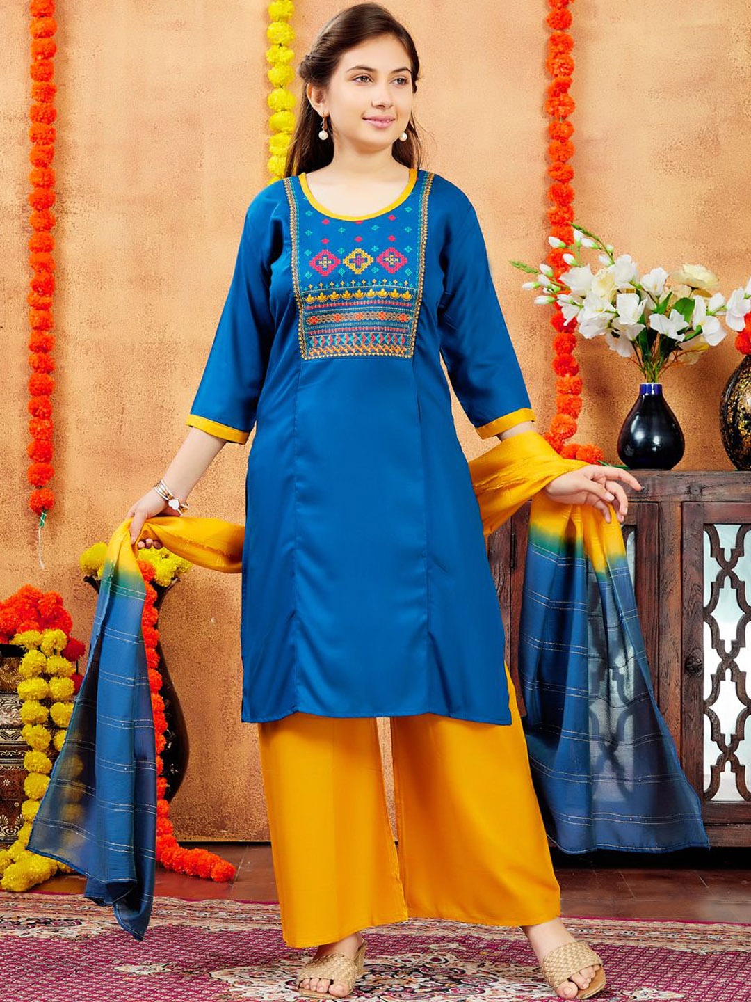 

Aarika Girls Mirror Work Kurta, Green