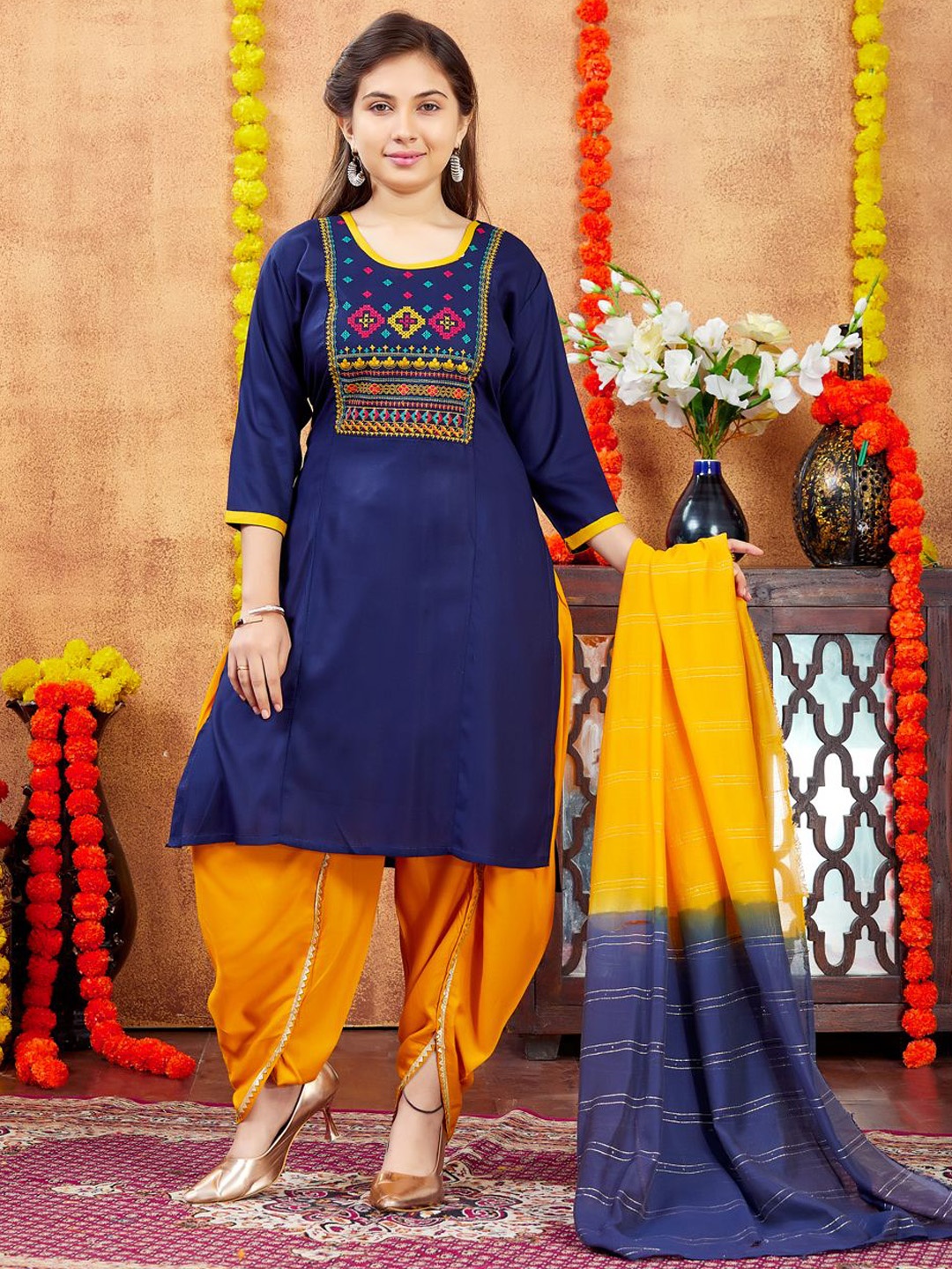 

Aarika Girls Ethnic Motifs Embroidered Thread Work Anarkali Kurta, Navy blue