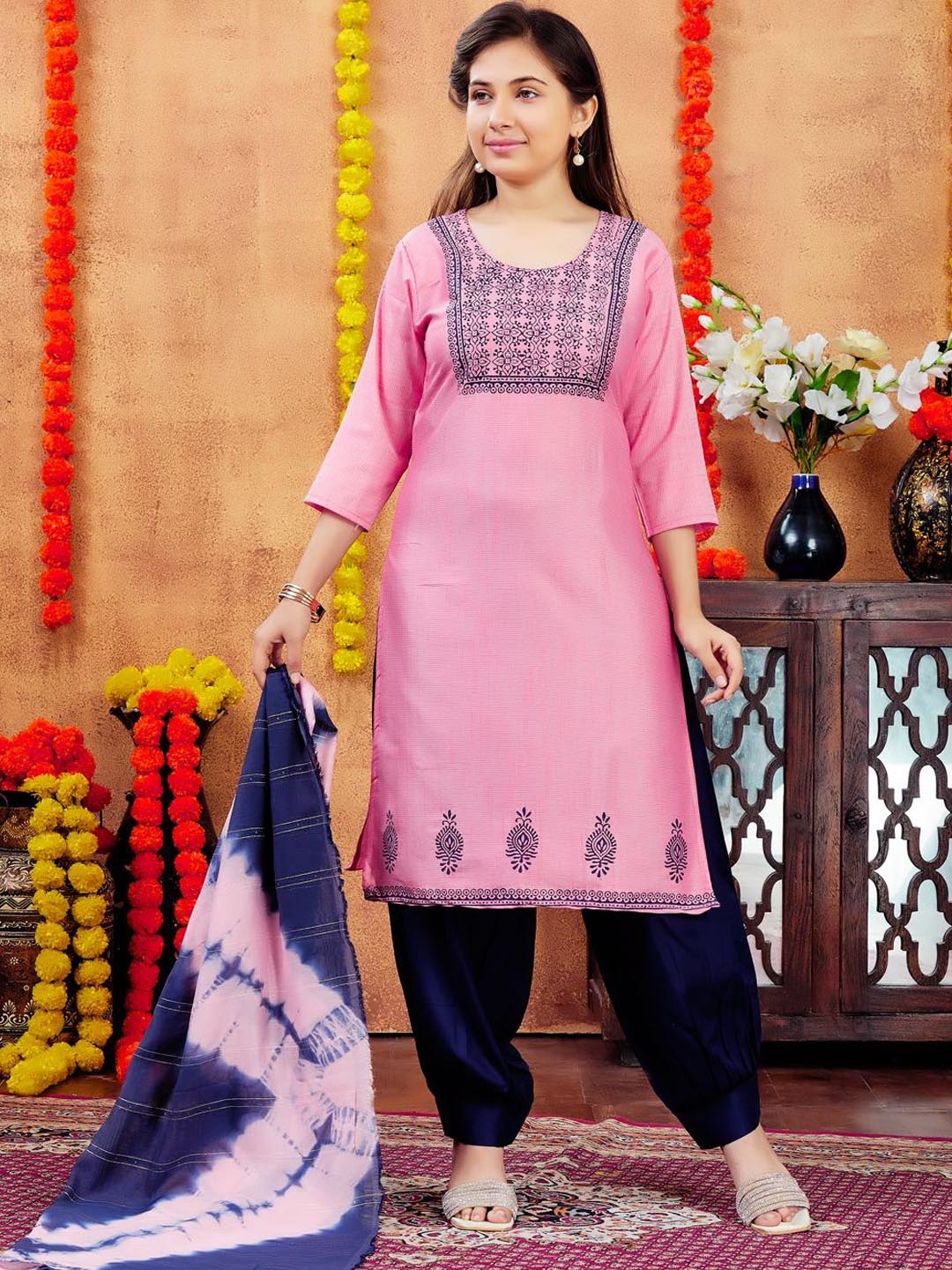 

Aarika Girls Floral Mirror Work Kurta, Red
