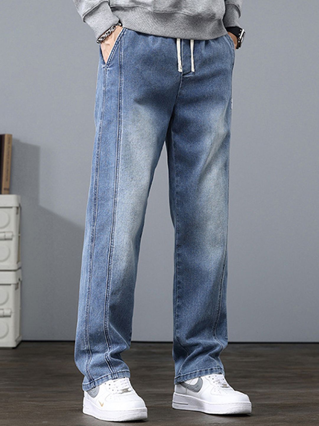 

StyleCast Men Light Fade Regular Fit Mid-Rise Jeans, Blue