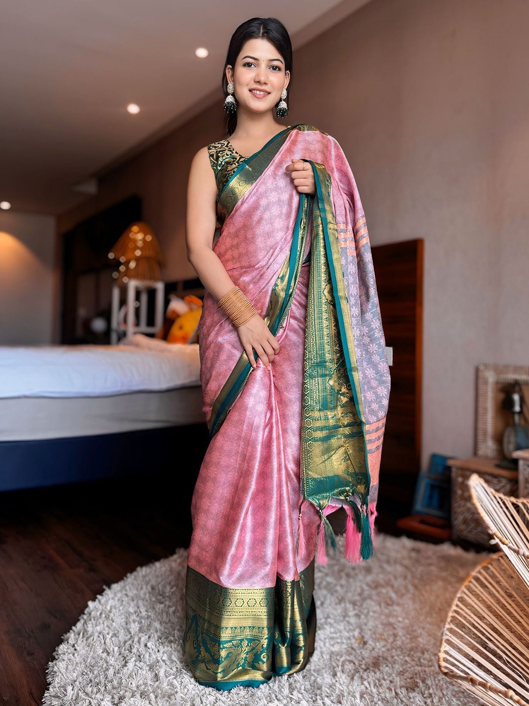 

APNISHA Woven Design Zari Pure Silk Kanjeevaram Saree, Pink