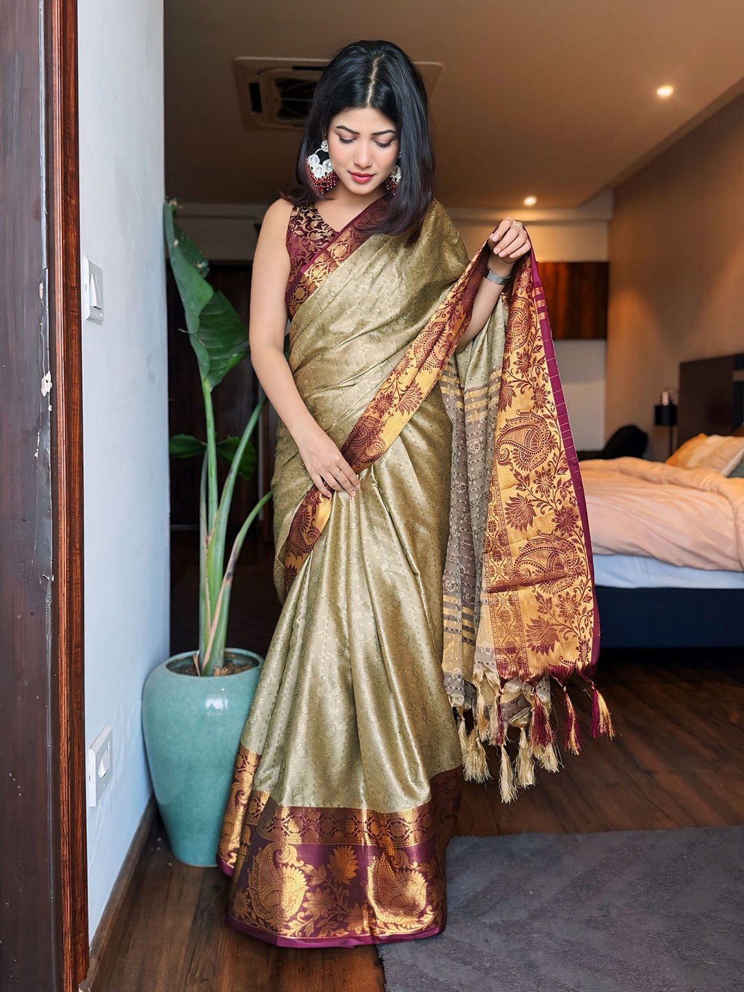 

APNISHA Woven Design Pure Silk Kanjeevaram Saree, Green