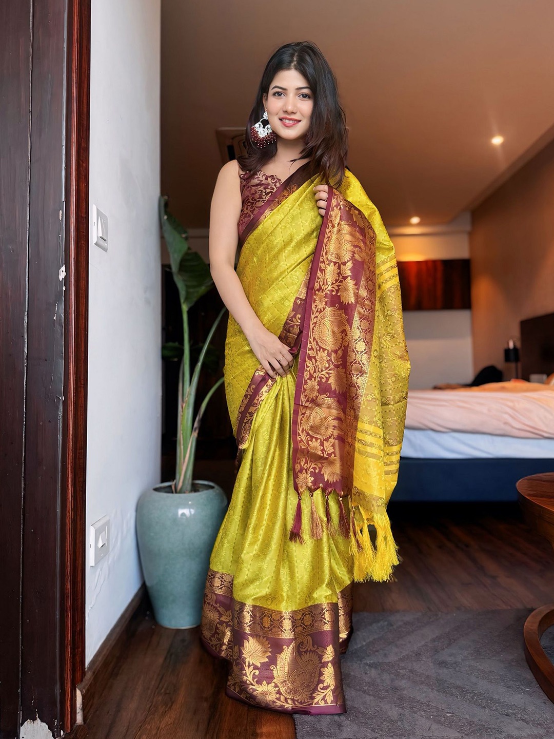 

APNISHA Woven Design Zari Pure Silk Kanjeevaram Saree, Green