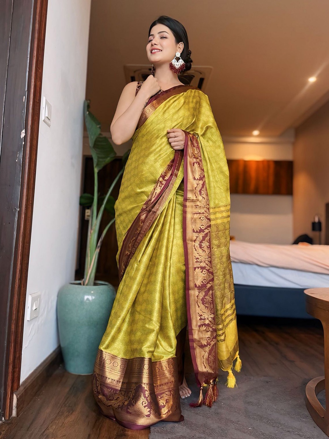 

APNISHA Woven Design Zari Pure Silk Kanjeevaram Saree, Brown