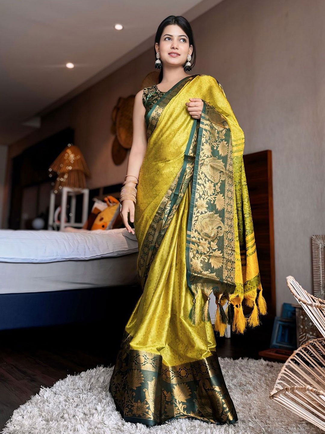 

APNISHA Woven Design Zari Pure Silk Kanjeevaram Saree, Green