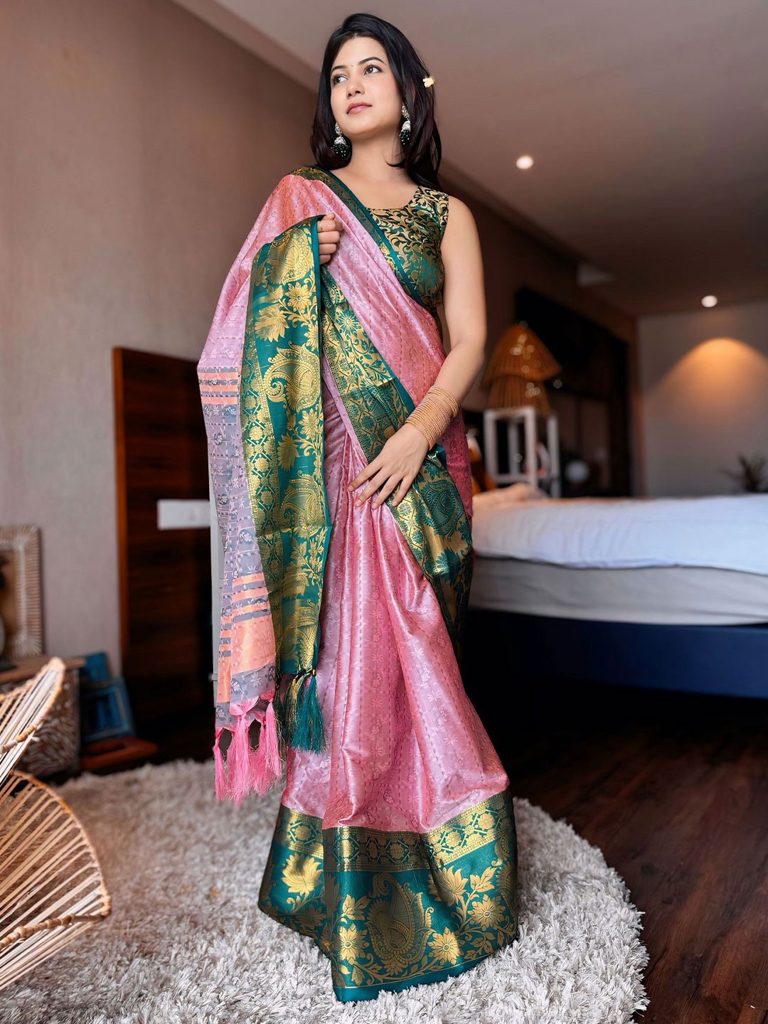 

APNISHA Woven Design Zari Pure Silk Kanjeevaram Saree, Pink