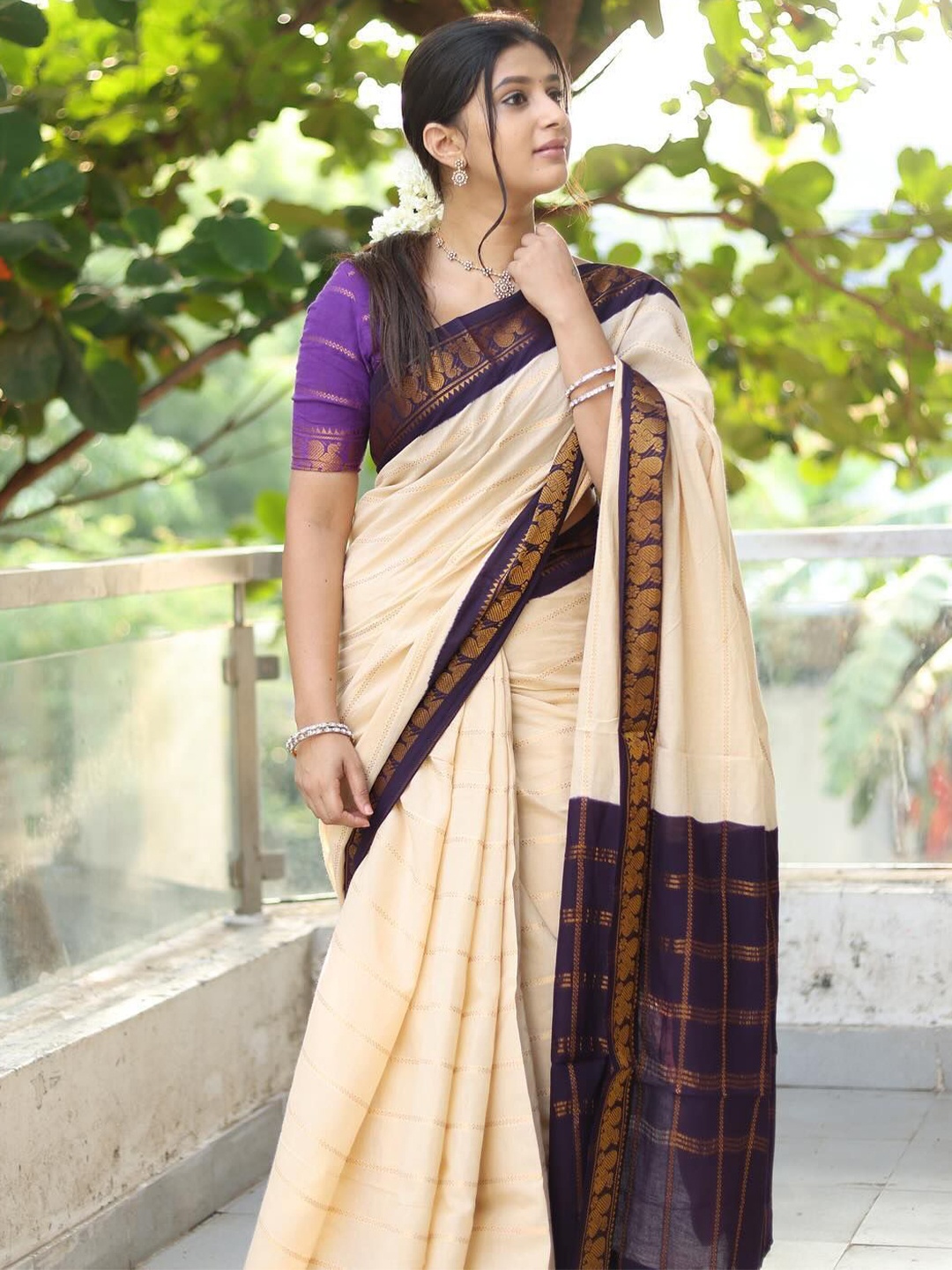 

APNISHA Woven Design Zari Pure Silk Saree, Purple