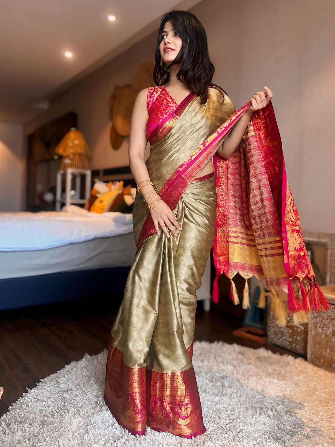 

APNISHA Woven Design Zari Pure Silk Kanjeevaram Saree, Red