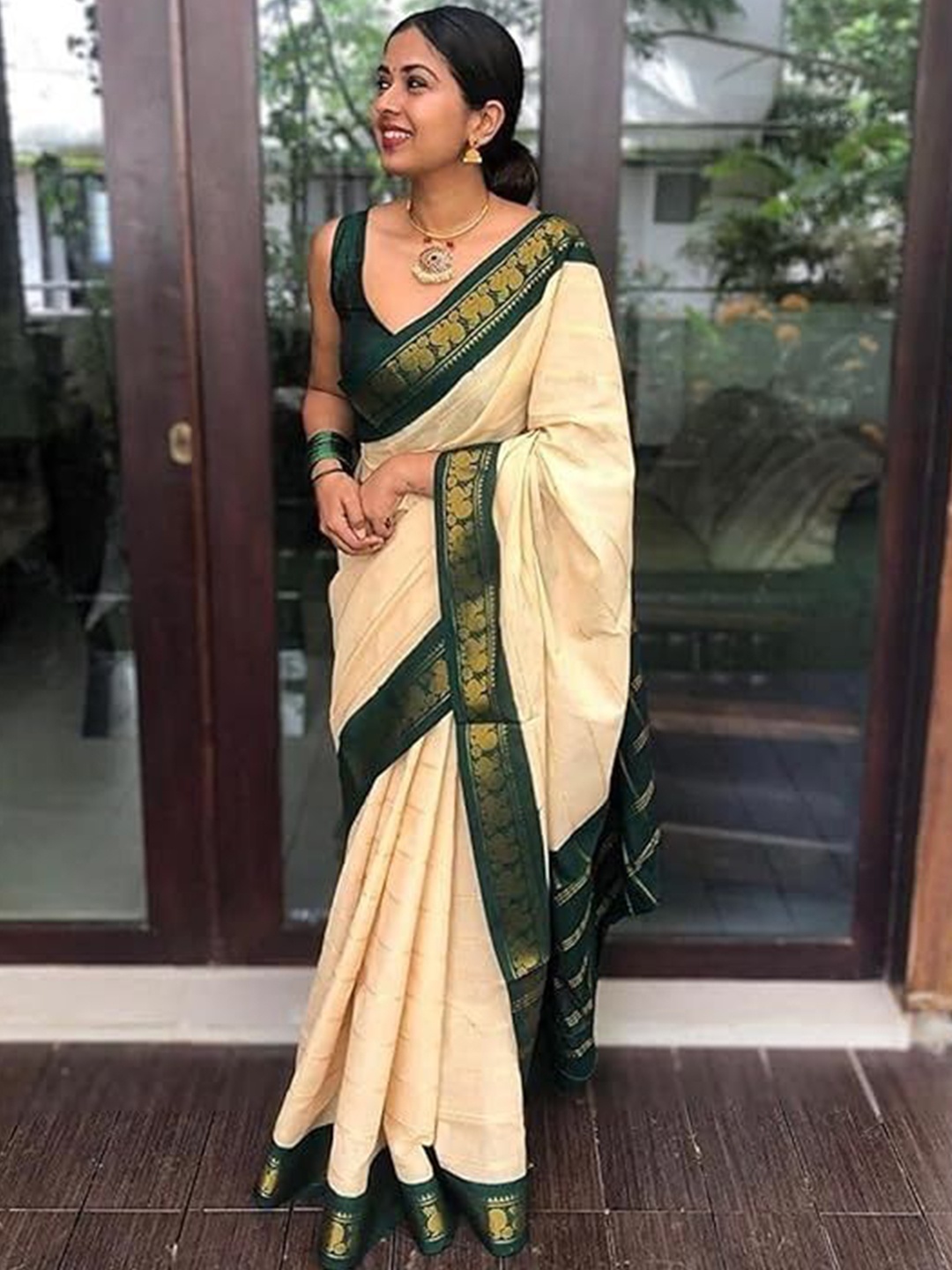 

APNISHA Woven Design Zari Pure Silk Saree, Green