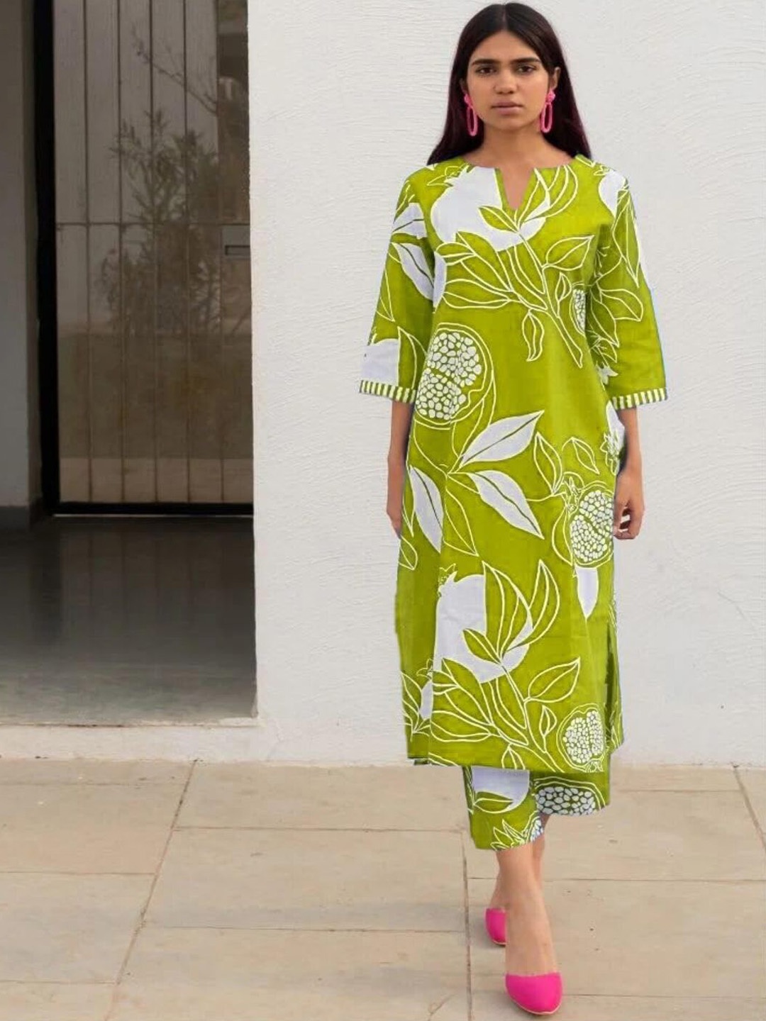 

SHIJILA Women Floral Printed Regular Kurta with Trousers, Green