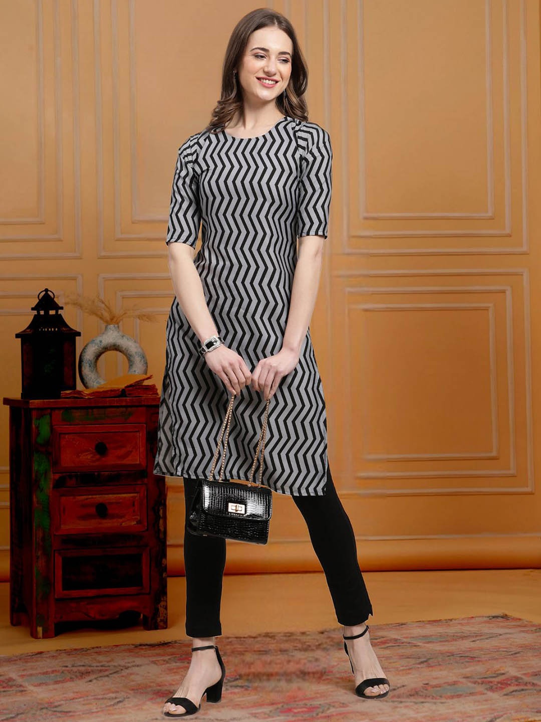 

7Threads Chevron Printed Round Neck Short Sleeves Regular Straight Kurta, Black